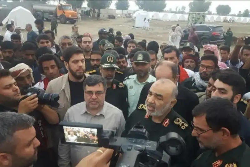 حضور فرمانده سپاه در مناطق سیل‌زده هرمزگان