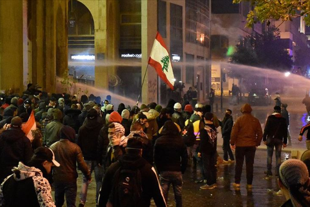 محتجون في بيروت يحاولون اقتحام ساحة السراي الحكومي
