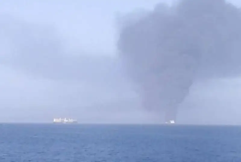 اخبار تایید نشده از اتش گرفتن یک نفتکش نروژی در سواحل شارجه