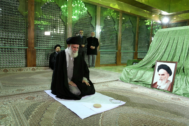 قائد الثورة يزور مرقد الإمام الخميني (ره) ومزار الشهداء