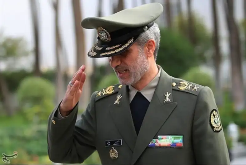 ادای احترام وزیر دفاع به مقام شامخ حاج قاسم