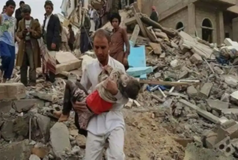 شهادت کودک یمنی بر اثر بمب‌های خوشه‌ای سعودی