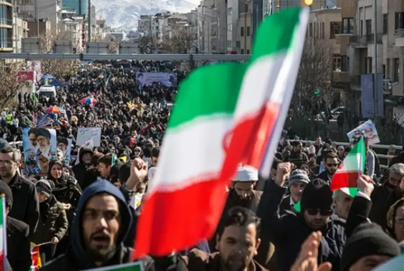 آسوشیتدپرس: ایرانی‌ها در سرتاسر کشور پیروزی انقلاب را جشن گرفتند
