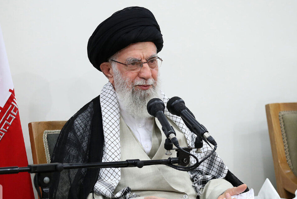 قائد الثورة يستقبل حشداً من الشعراء وقراء مدائح أهل البيت عليهم السلام