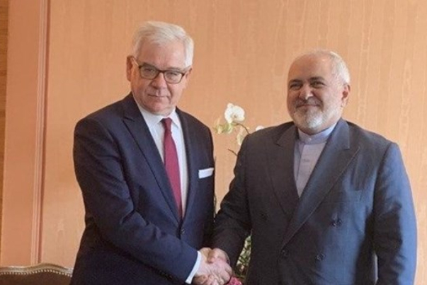 ظريف ونظيره البولندي يبحثان تطورات المنطقة والتزام أوروبا بالاتفاق النووي