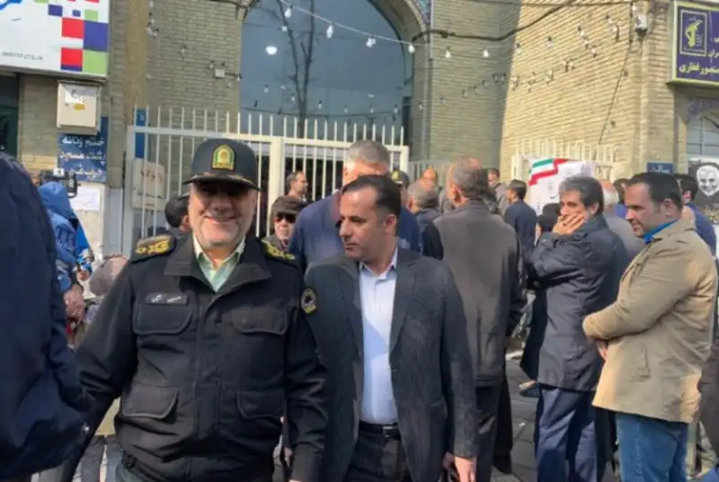 بازدید فرمانده نیروی انتظامی تهران بزرگ از شعبه رای گیری مسجدالنبی نارمک