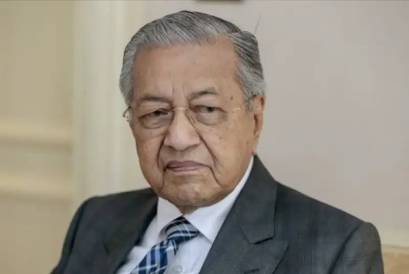 ماهاتیر محمد استعفا کرد