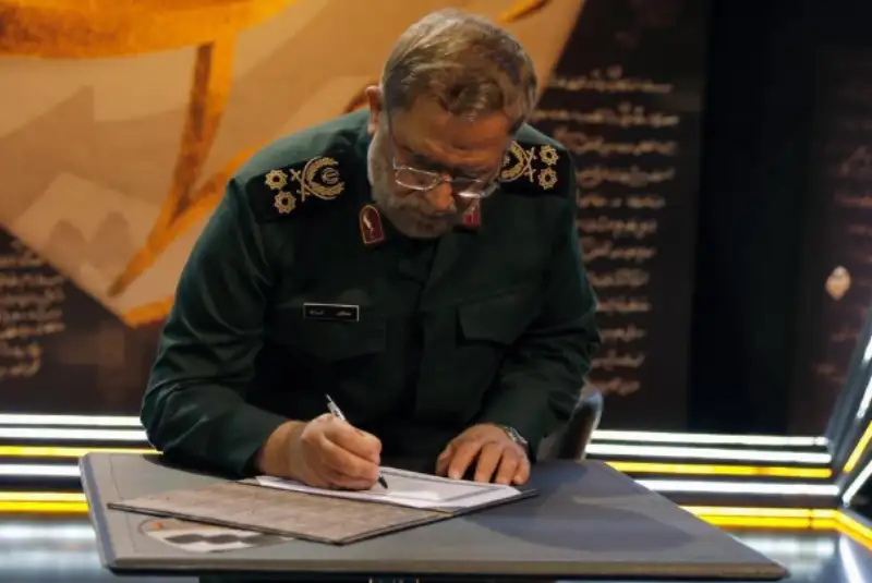 سردار سرلشگر مصطفی ایزدی فرمانده قرارگاه سایبری و تهدیدات نوین قرارگاه مرکزی خاتم‌الانبیاء (ص) در برنامه دستخط
