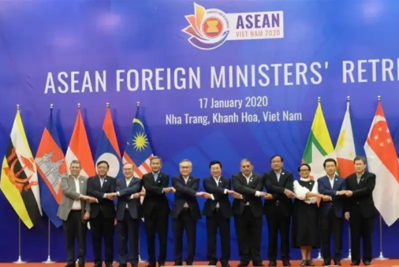 دیدار سران اتحادیه کشورهای آسیای جنوب شرقی (آسه‌آن) با ترامپ، به دلیل شیوع بیماری کرونا به تعویق مى افتد.