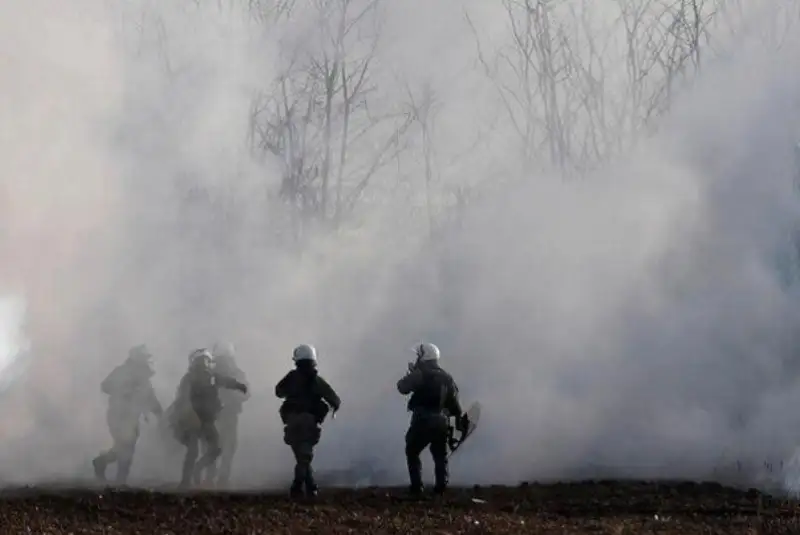 شلیک گاز اشک آور از طرف ترکیه به سمت گارد مرزی یونان