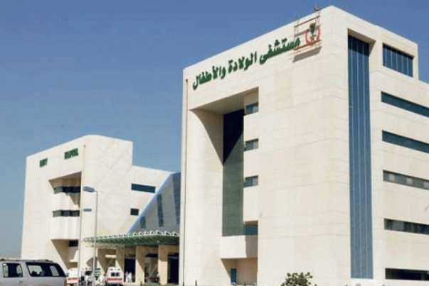 بالفيديو.. انتهاكات للحوامل في السعودية.. ولادة امرأة أمام مستشفى في الدمام