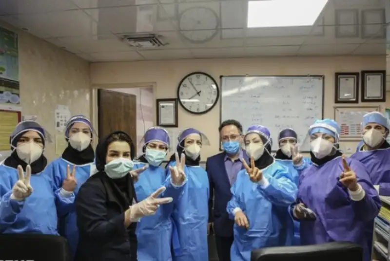 تحویل سال نو در بخش کرونای بیمارستان بعثت