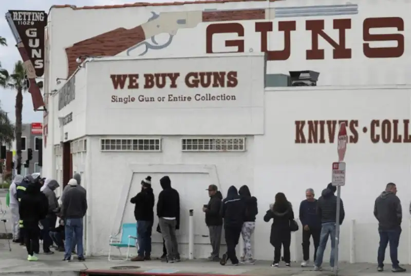 اسلحه فروشی در آمریکا، شغل ضروری در ایام کرونا!