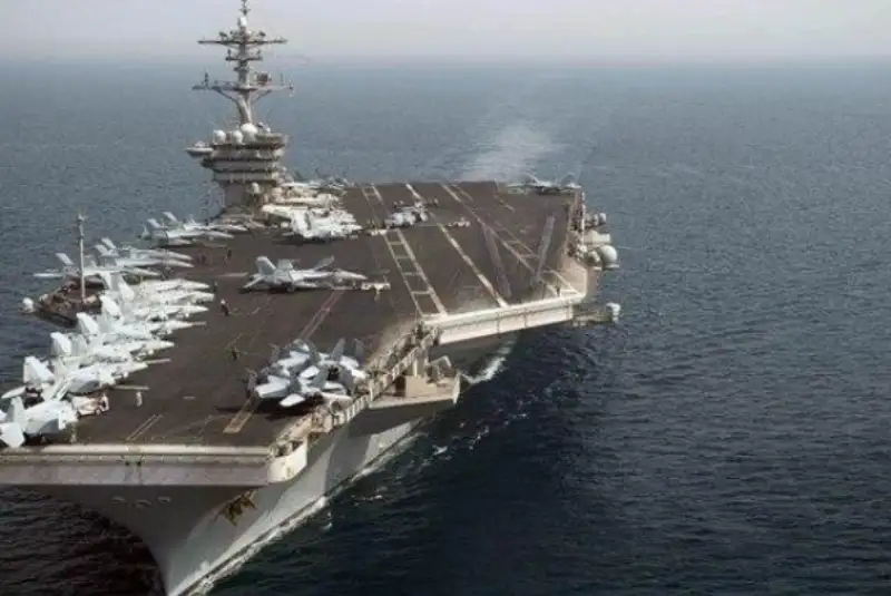 فرمانده برکنار شده ناو هواپیمابر روزولت به کرونا مبتلا شد