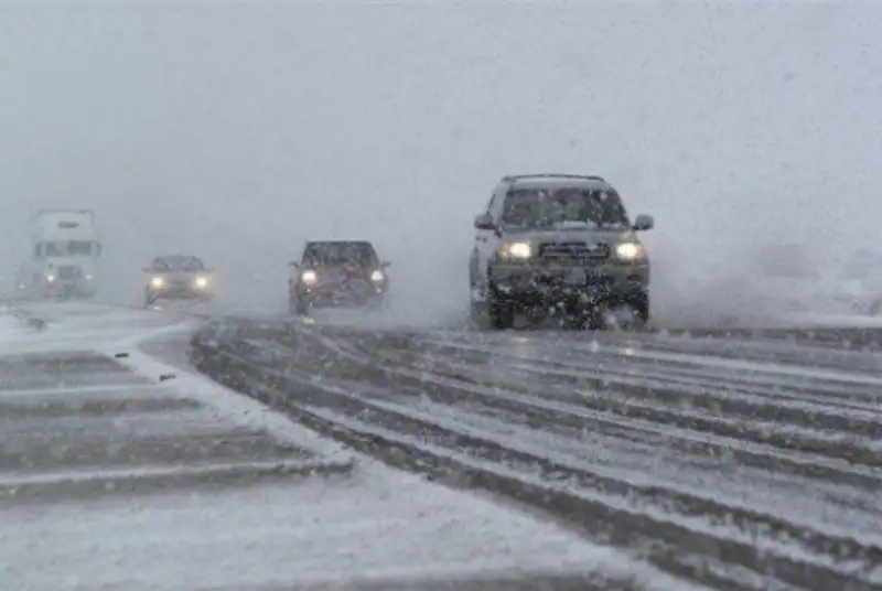 بارش برف و باران در محورهای 14استان/ انسداد جاده هراز