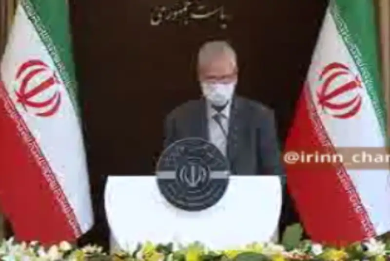 راهبرد دولت حفظ سلامت مردم در کنار راه اندازی امور روزمره و معیشت، بر اساس رعایت دستورالعمل های بهداشتی است.
