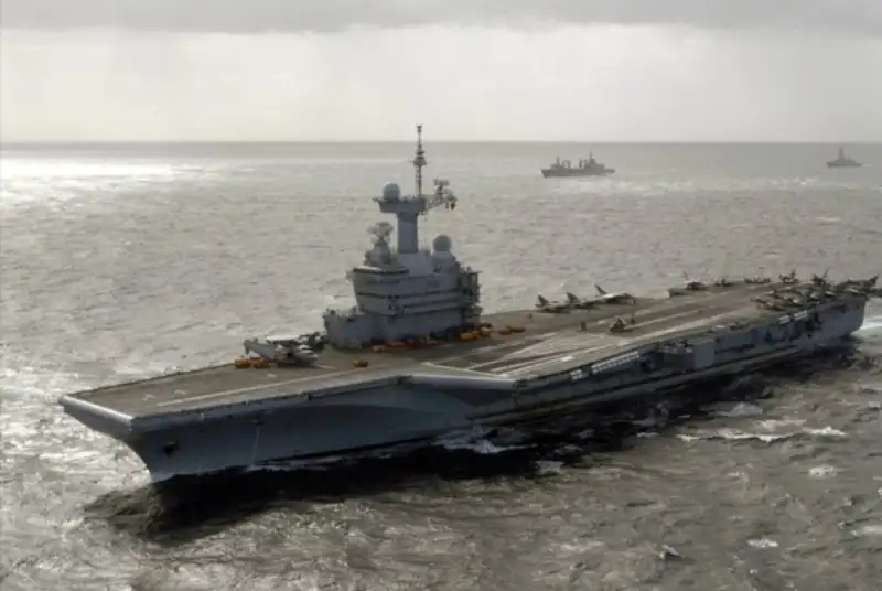 امار مبتلایان قطعی کرونا در ناو شارل دوگل بیش از ده برابر شده است