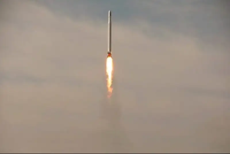 رای الیوم: ایران با پرتاب ماهواره شکست عملی تحریم‌های آمریکا را اثبات کرد