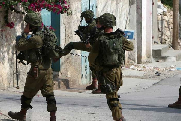 الاحتلال يقتحم عددا من منازل الفلسطينيين ويعتقل 4 مواطنين