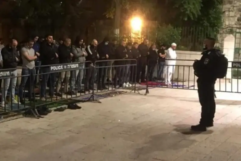 اقامه نماز جمعه مقابل درهای مسجدالاقصی