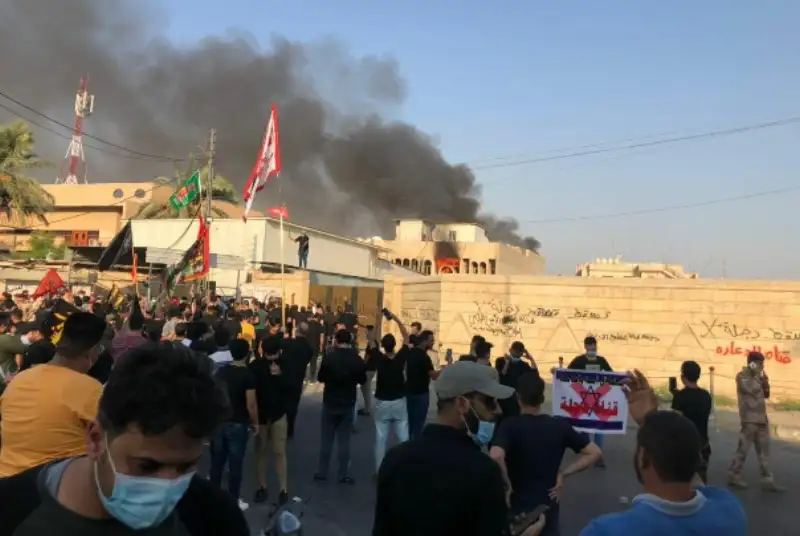 حمله جوانان خشمگین عراقی به دفتر تلویزیون دجله/ موج استعفا در این شبکه