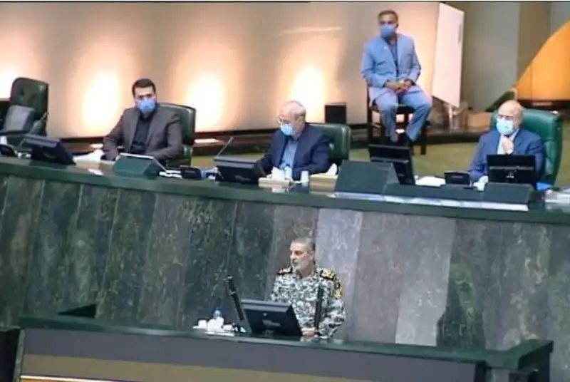 فرمانده کل ارتش: اجازه تعرض به هیچ دشمنی نخواهیم داد