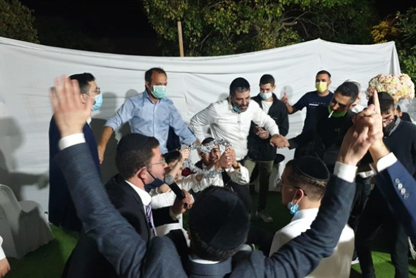שיבוש אלים של שוטרים על ידי מארגני החתונה