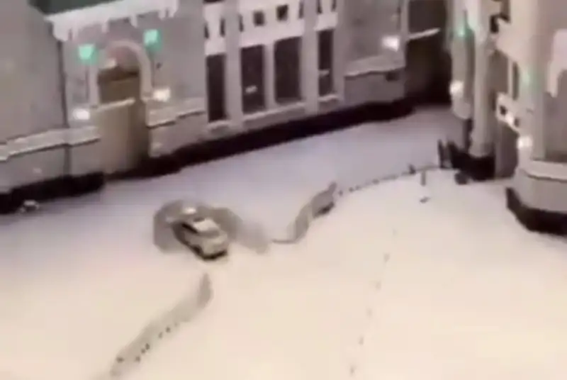 حادثه در مکه؛ برخورد خودرو با درب مسجدالحرام!