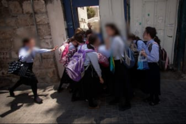 הרב קנייבסקי הורה לפתוח את כל מוסדות החינוך החרדיים לבנות