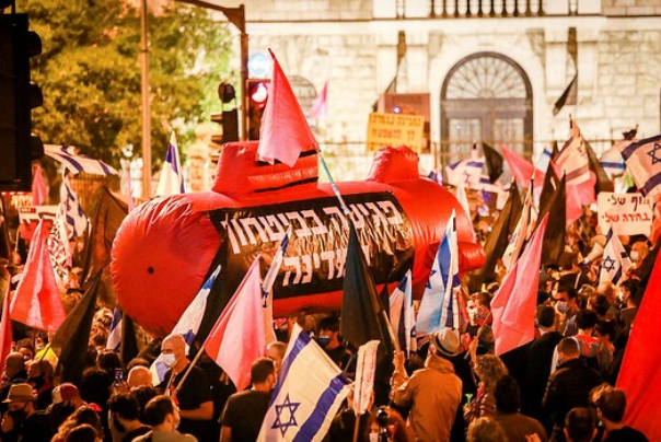 לראשונה: כתבי אישום הוגשו נגד אחד ממובילי המחאה נגד רה"מ ומפגינה נוספת