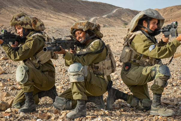 חקירה של קצין ישראלי המואשם בצילומי חיילות בסתר