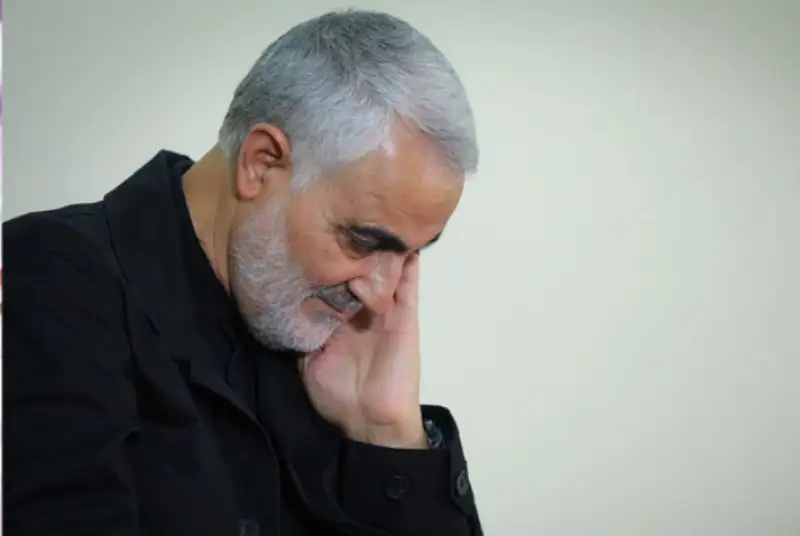 تصاویری دیده نشده از آخرین حضور سردار سلیمانی در دفتر کارش سه روز قبل از شهادت