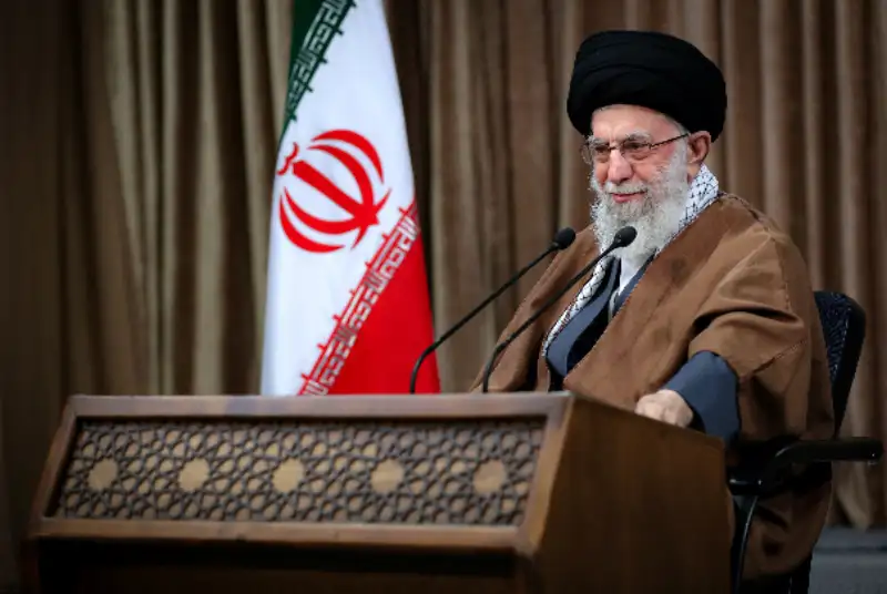 حضرت آیت‌الله خامنه‌ای: ما از قرآن یاد گرفته‌ایم با آن‌هایی که با ما سر دشمنی ندارند خوش رفتاری کنیم