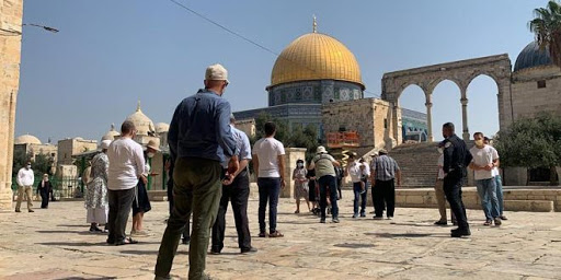 المقدسيون يواصلون التجمّع عند باب العامود رغم إجراءات الاحتلال