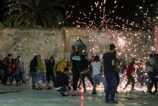 الفلسطينيون يتمسّكون بانتفاضتهم والاحتلال بإرهابه