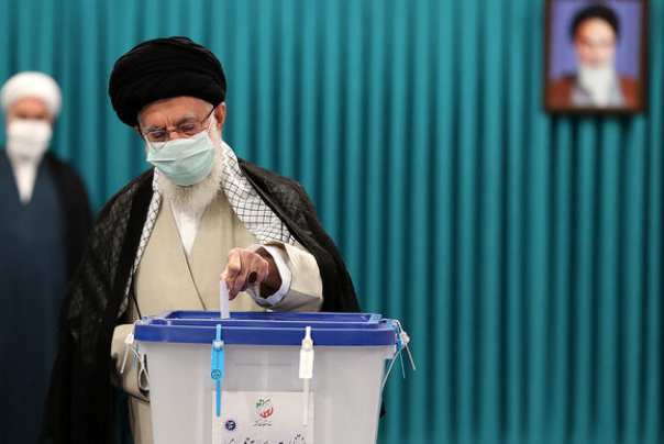 قائد الثورة لدى إدلائه بصوته: سيشهد الشعب الايراني بشائر الخير
