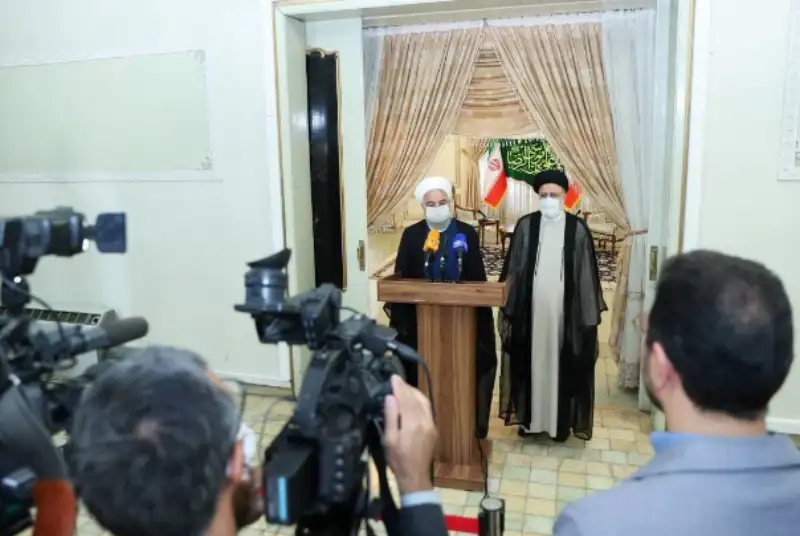 روحانی :دولت از امروز کاملا در کنار رئیس جمهور منتخب است/ رییسی: از همه صاحب نظران می خواهم که ما را از دیدگاه های خود بهره مند کنند
