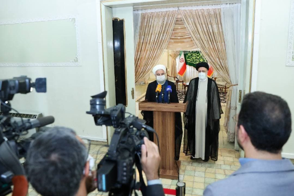 روحانی :دولت از امروز کاملا در کنار رئیس جمهور منتخب است/ رییسی: از همه صاحب نظران می خواهم که ما را از دیدگاه های خود بهره مند کنند