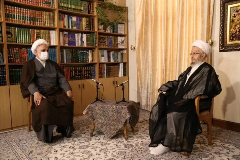 حضرت آیت الله مکارم شیرازی: جلوی قاچاق و رانت‌ خواری گرفته شود