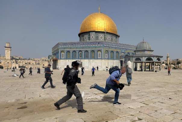 آخر التطورات في فلسطين المحتلة.. الاحتلال يقتحم الأقصى بقوات كبيرة