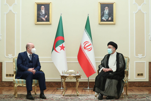 الرئيس الايراني الجديد يشيد بروح المقاومة لدى الشعب الجزائري