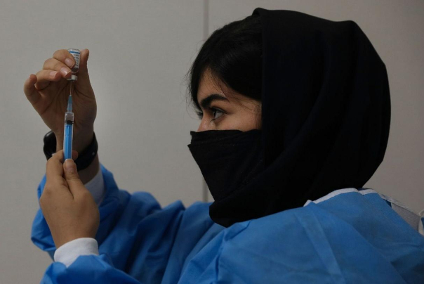 محافظة ايرانية تطعّم الرعايا الافغان بلقاح كورونا