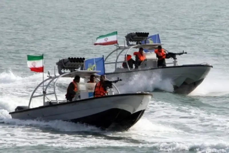 توقیف کشتی خارجی حامل سوخت قاچاق در آب‌های پارسیان