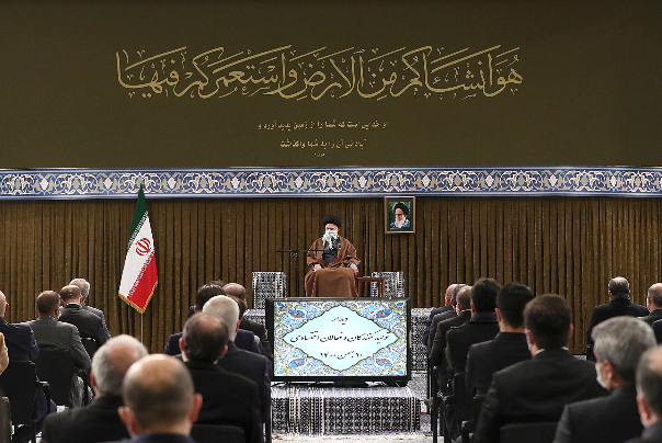 قائد الثورة: العدو كان يسعى وراء انهيار الاقتصاد الايراني