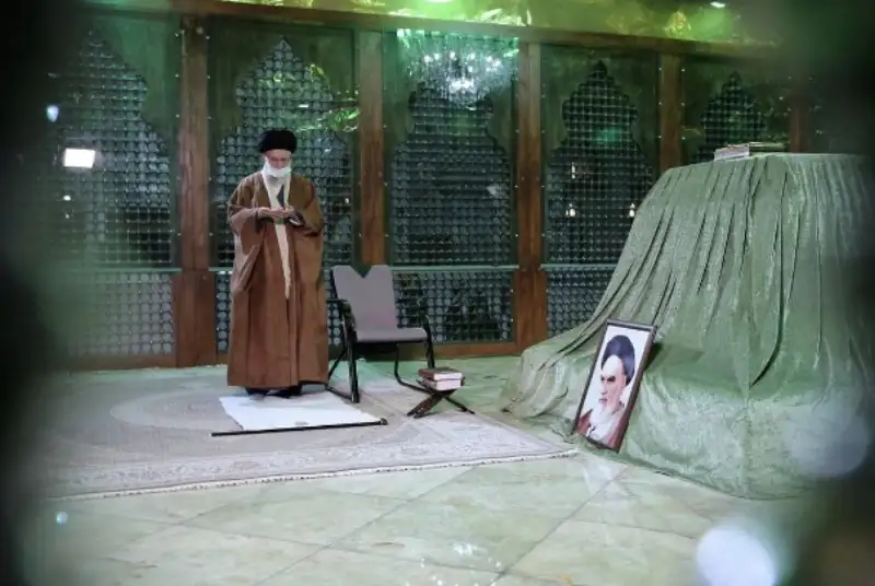 حضور رهبر انقلاب در مرقد مطهر امام راحل و گلزار شهدای بهشت زهرا