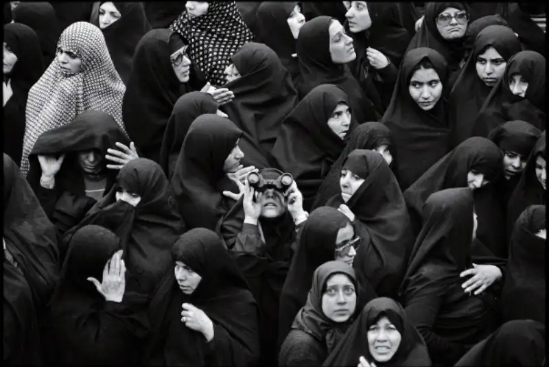 امام گفت: زنان شاه را بیرون کردند