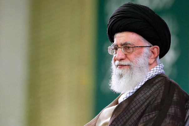 الامام الخامنئي لأبناء الشهداء: افتخروا بآبائكم
