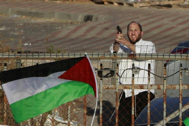 מתנחל ישראלי חמוש יורה לעבר בית ספר פלסטיני בבית לחם