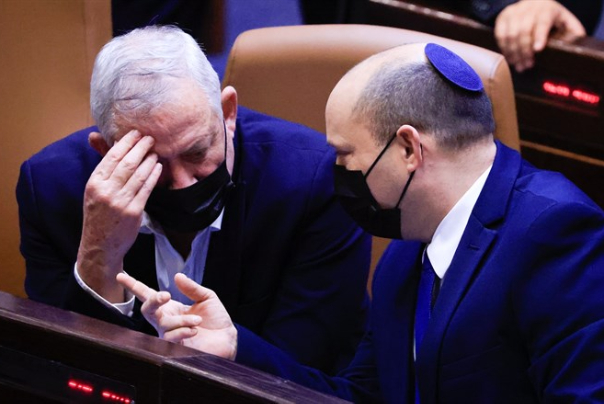 גנץ על בנט: לשכתך פעלה מאחורי גבי