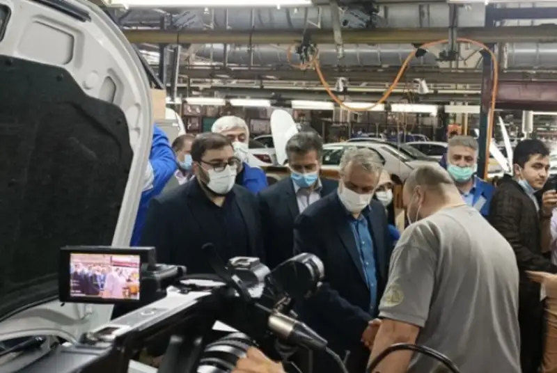 کاهش خودروهای کف پارکینگ همراه با افت قیمت در بازار